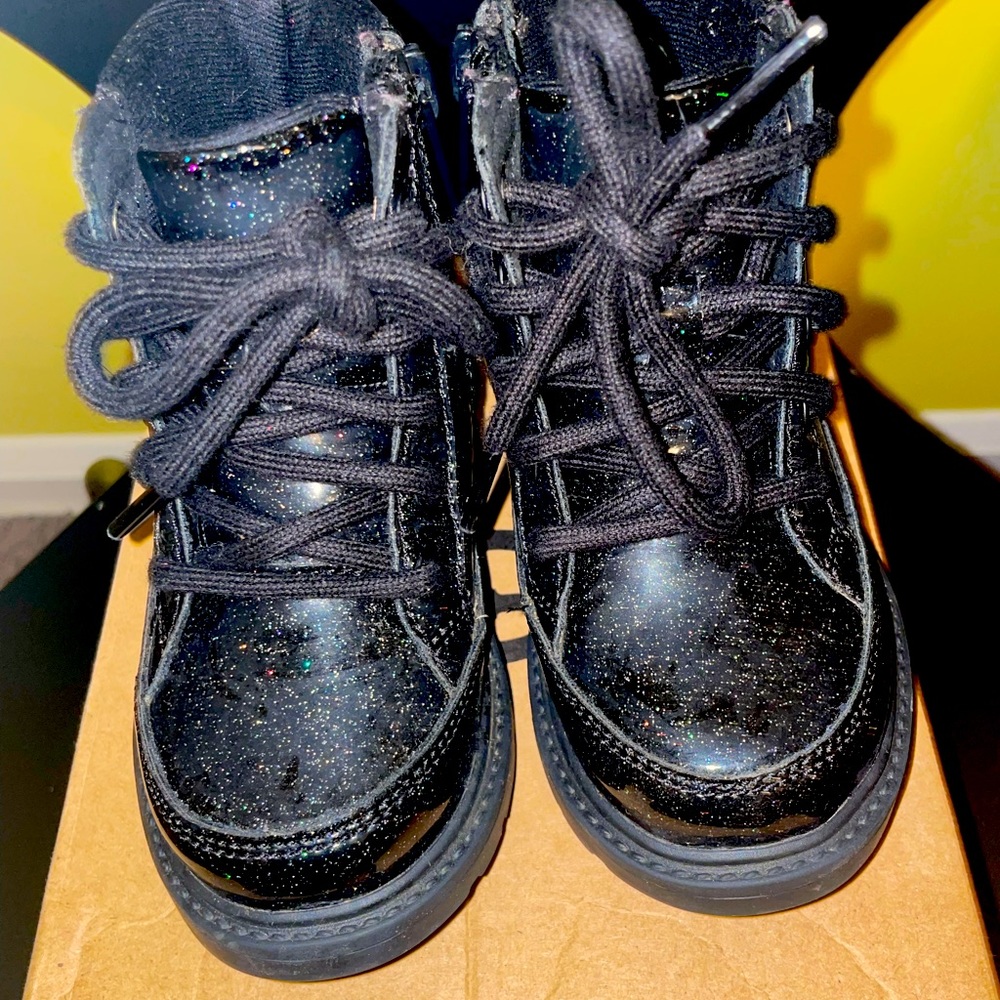 UGG T Robley glitter boot. Toddler size 7. Great condition!